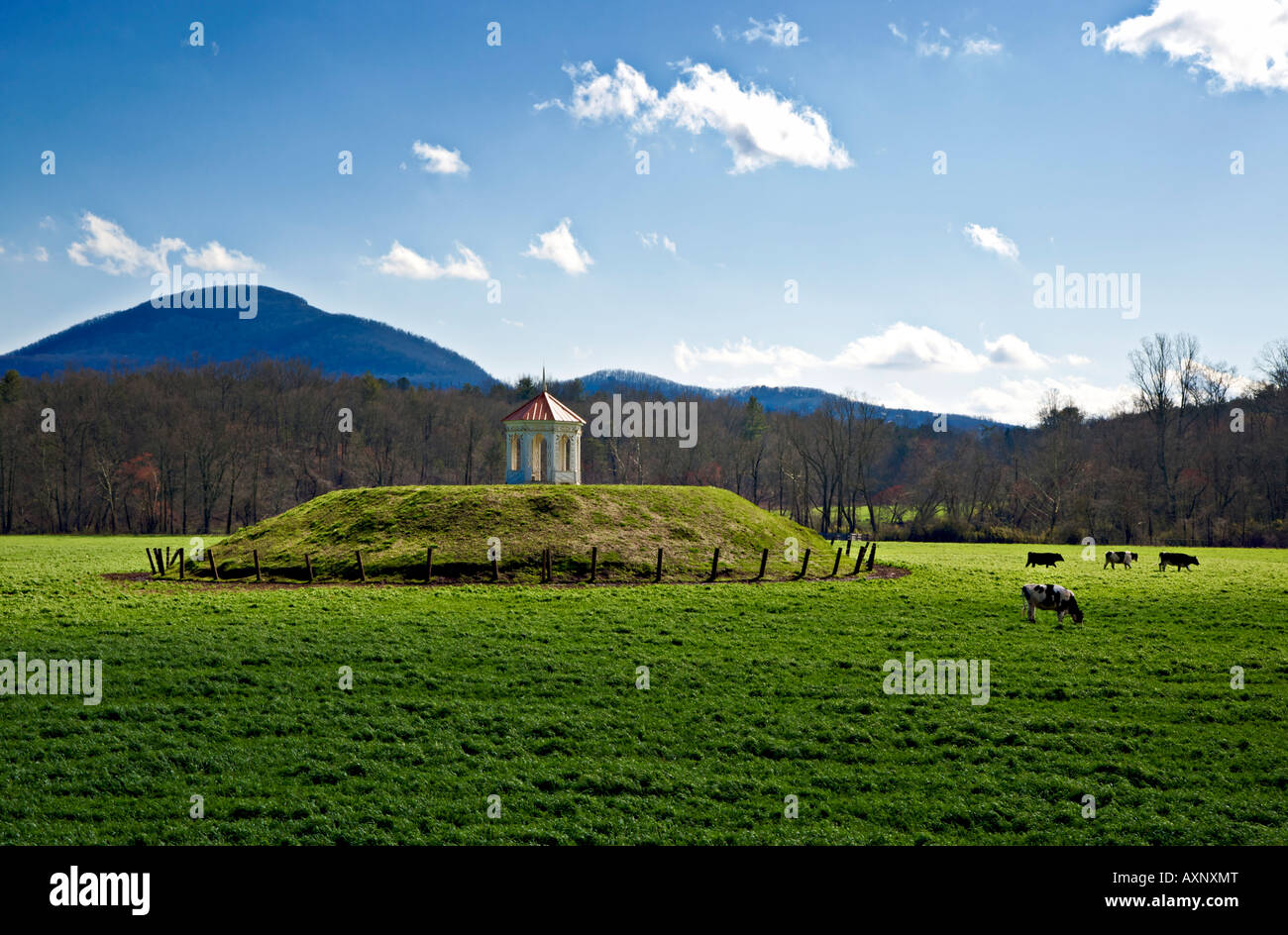 Questo Nacoochee tumulo indiano era il centro dell'antica città Cherokee di Gauxule, Bianco County, Georgia Foto Stock