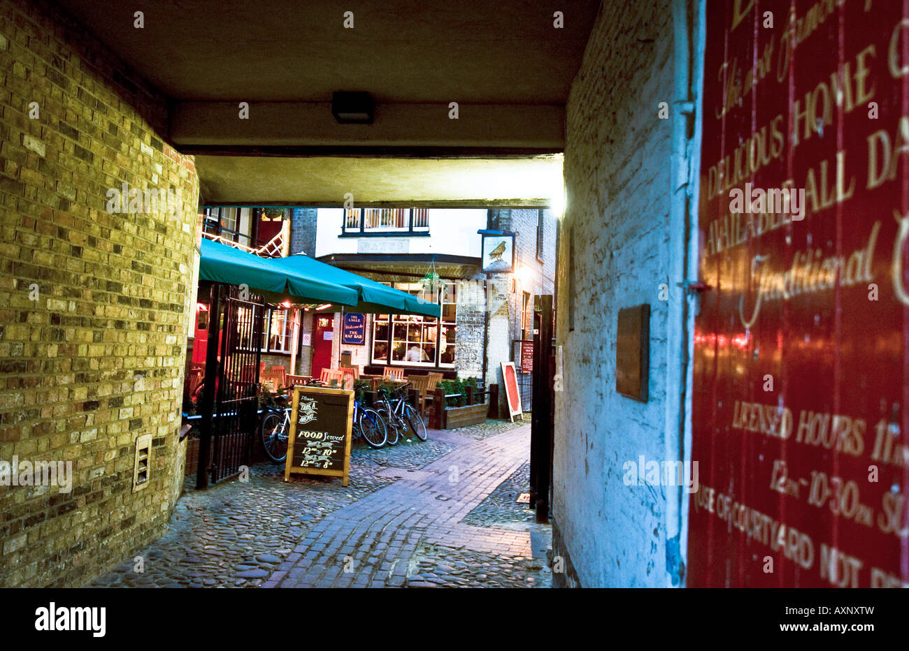 Cambridge courtyard pub lungo la strada di ciottoli con biciclette Foto Stock