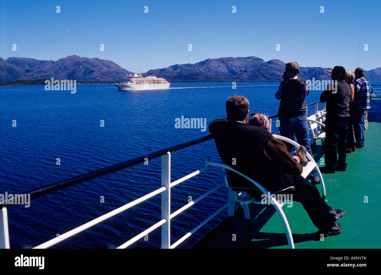 Tourist guardando una crociera a bordo di un traghetto da Puerto Natales a Puerto Montt in Cile Foto Stock