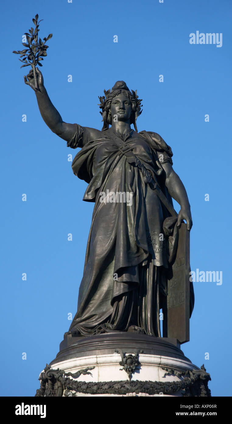 République statua da Léopold Morice a Place de la Republique Parigi Francia Foto Stock