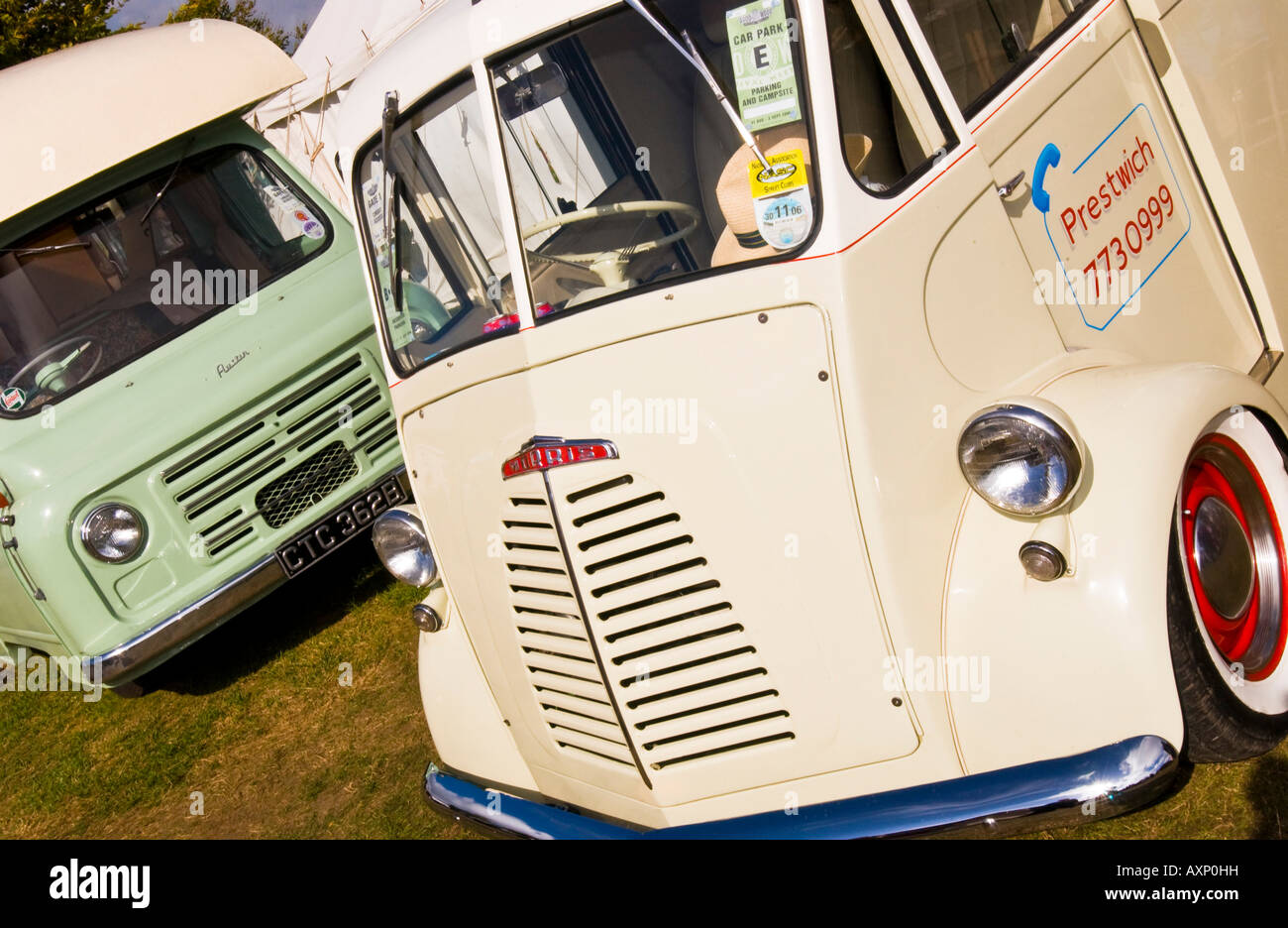 Classico van carrello gelato verde restaurata furgoni veicoli commerciali 1940s 1950 1960 Prestwich pneumatici whitewall old fashion Foto Stock