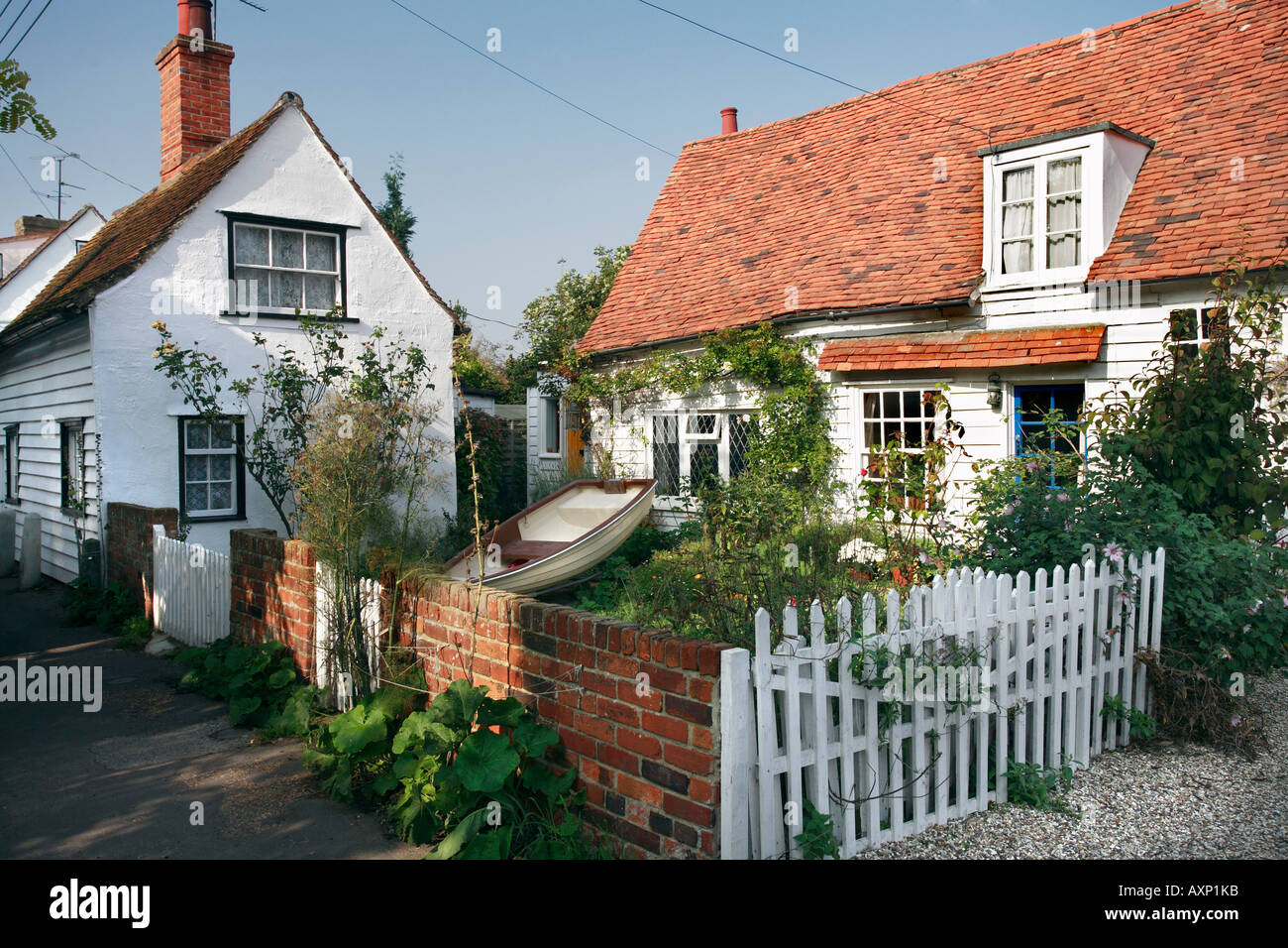 Case in corsia, una stretta strada in West Mersea VICINO A COLCHESTER ESSEX Foto Stock