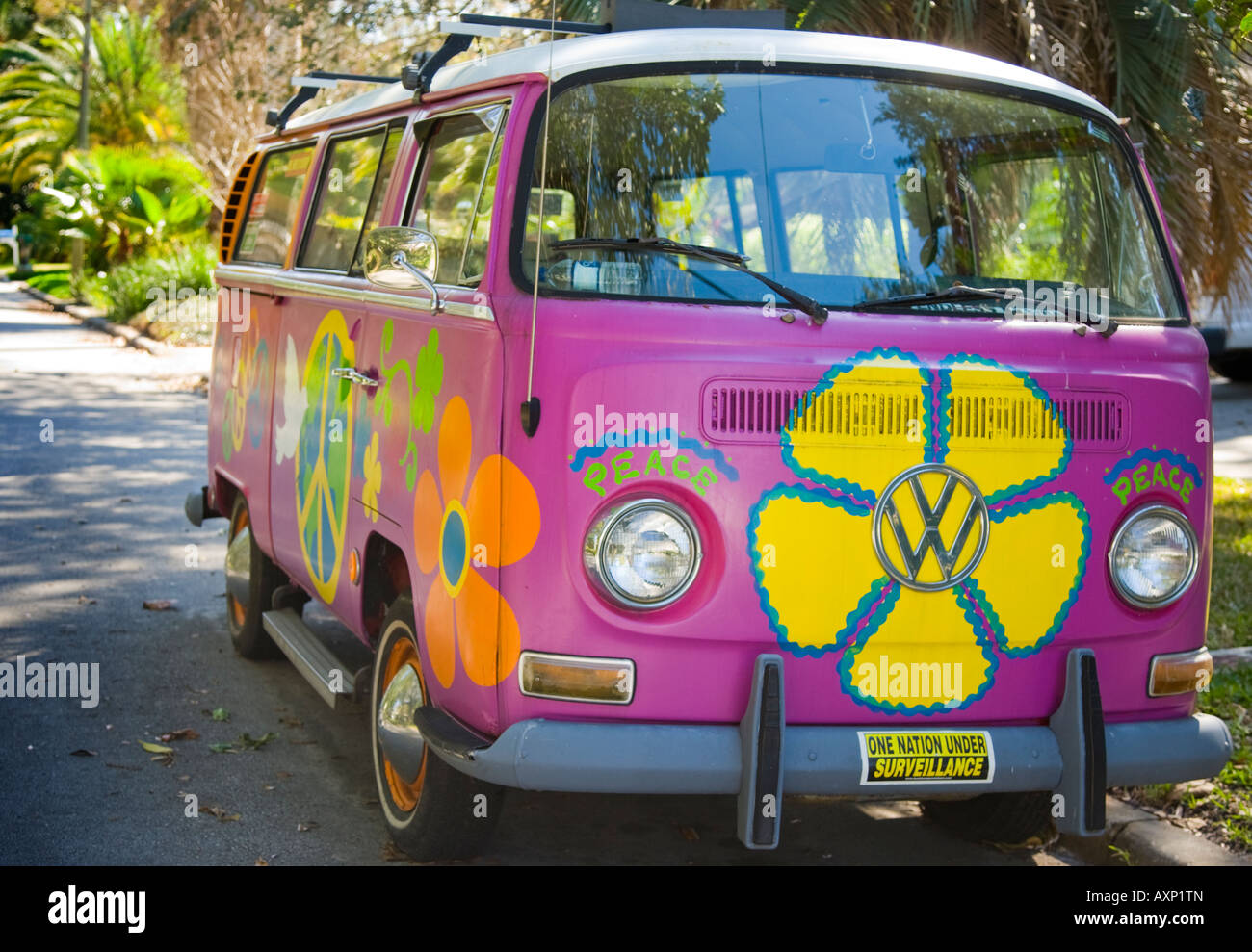 Vintage VW hippie bus su una Clearwater, Florida strada. Foto Stock