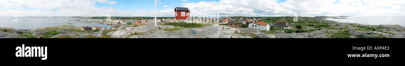 Cabina rosso sulla sommità di una collina che si affaccia sul mare a Vrångö Isola nell'arcipelago di Gothenburgh Svezia Foto Stock