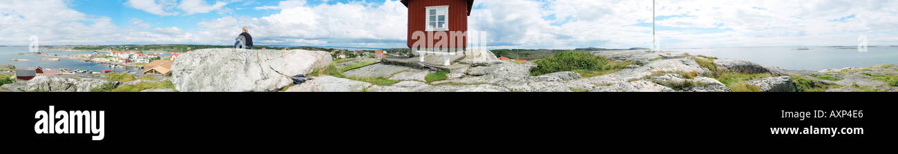 Cabina rosso sulla sommità di una collina che si affaccia sul mare a Vrångö Isola nell'arcipelago di Gothenburgh Svezia Foto Stock