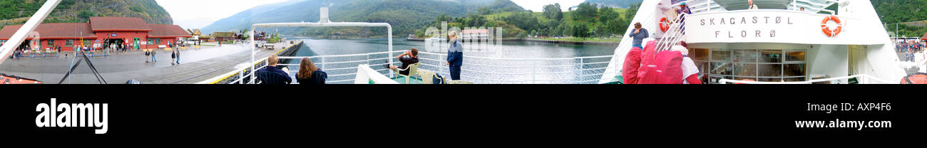 Il traghetto pubblico nel fiordo città Flåm da Sognefjorden Fjord Norway Foto Stock