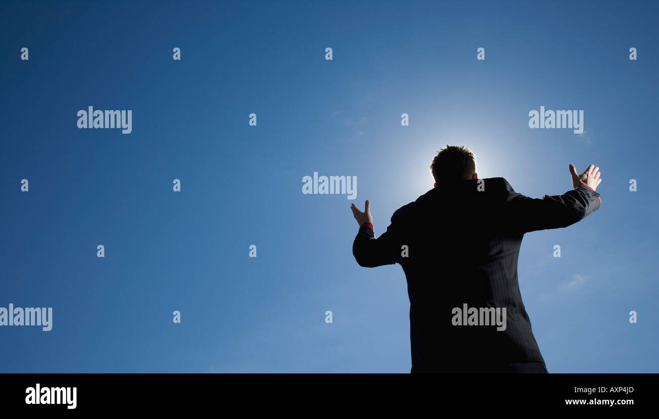 Uomo con braccia alzate al cielo Foto Stock