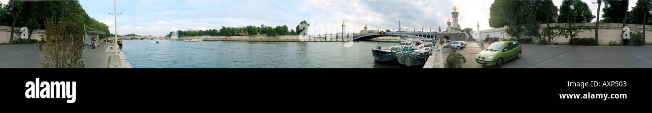 Vista del fiume Senna da Quai des Tuileries e il PONT DE LA CONCORDE bridge in Parigi Francia Foto Stock