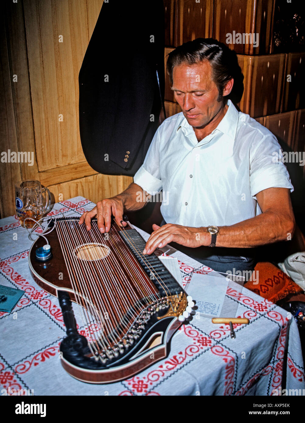 0419 musica tirolese in Austria Foto stock - Alamy