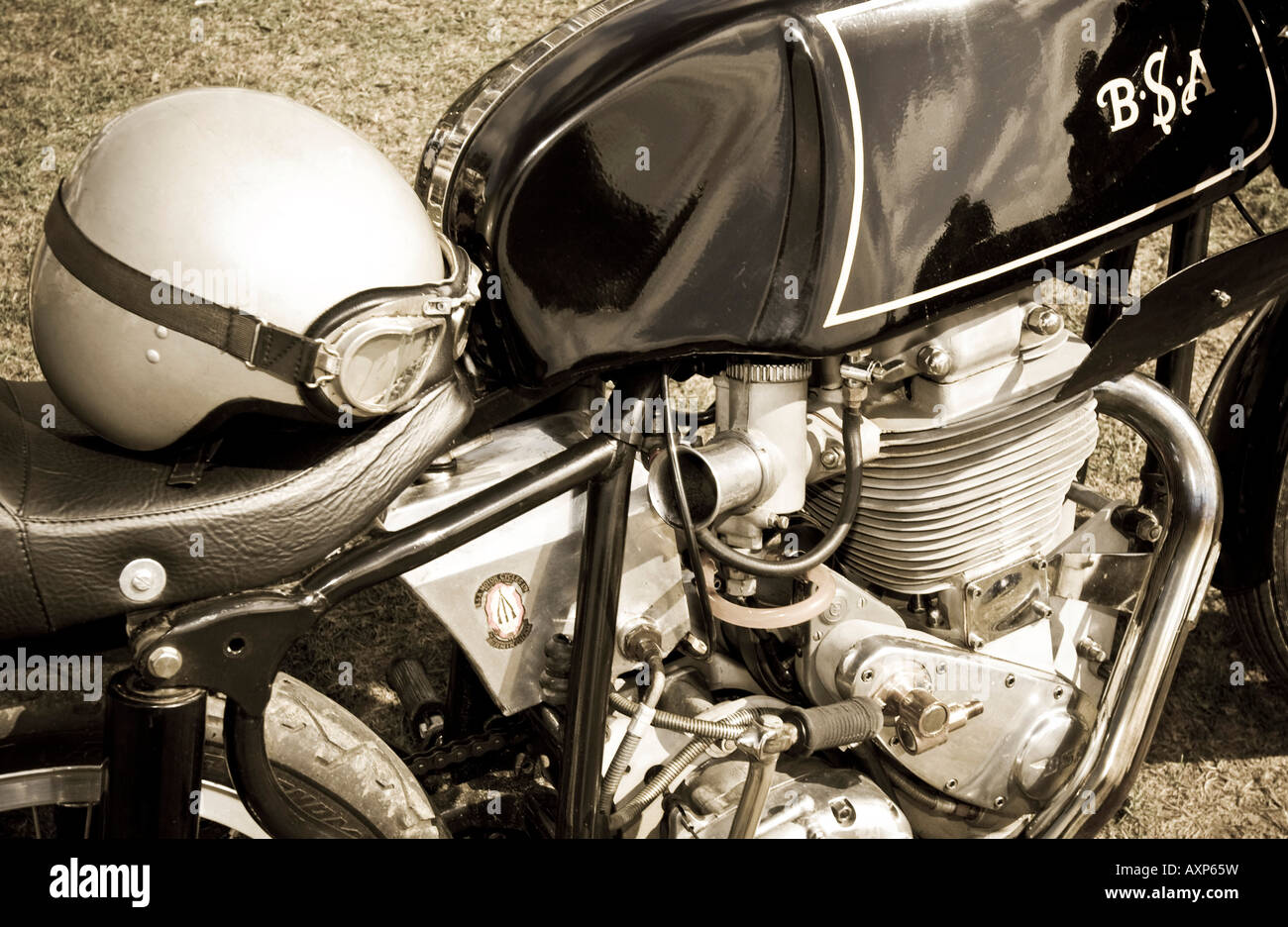 Classic Vintage racer BSA motociclo moto con faccia aperta pudding basin argento casco di volo con gli occhiali di protezione Foto Stock