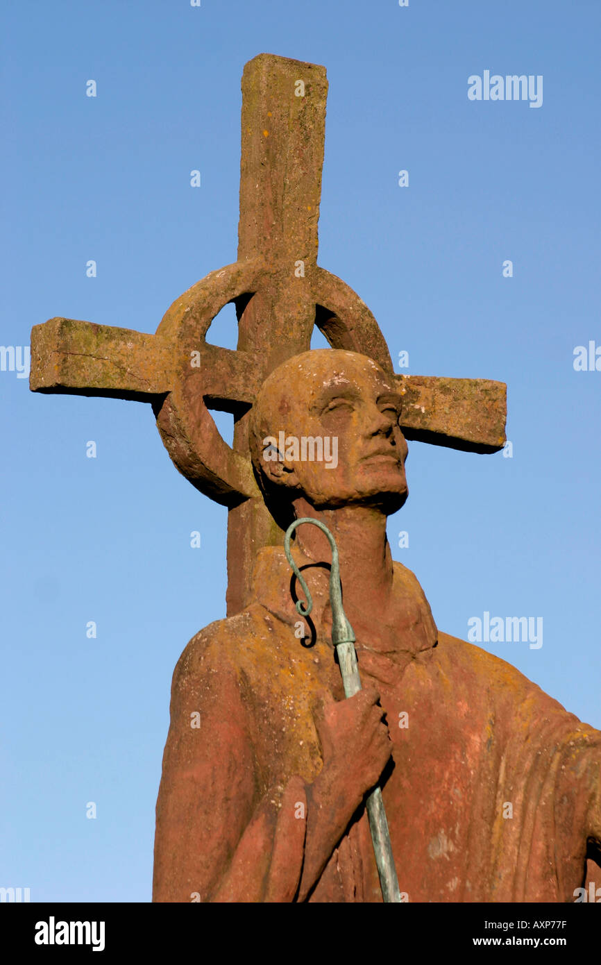 Statua di San Aidan Lindisfarne Priory Isola Santa Northumberland Inghilterra Foto Stock