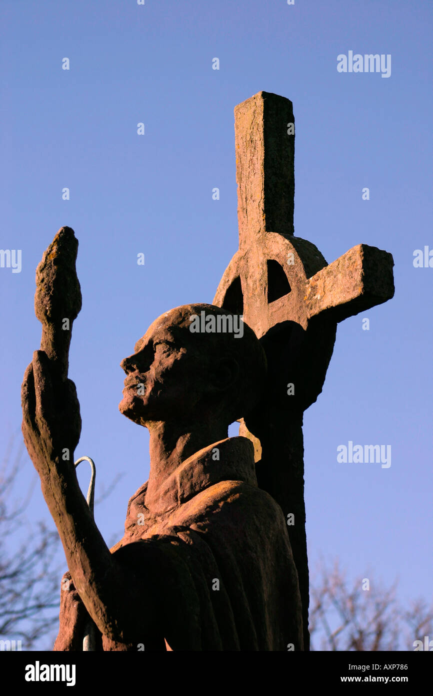 Statua di San Aidan Lindisfarne Priory Isola Santa Northumberland Inghilterra Foto Stock