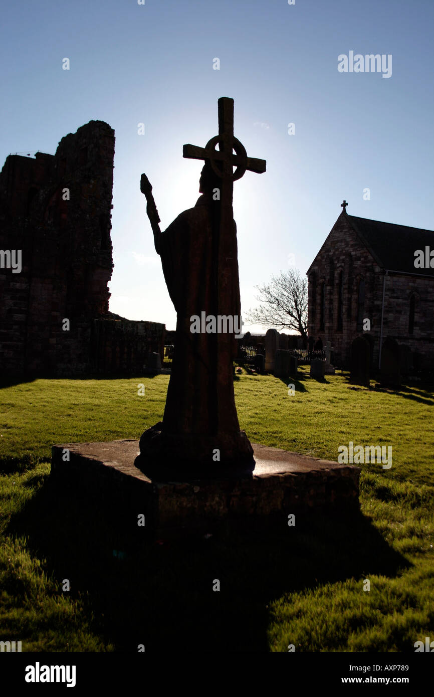 Statua di San Aidan Lindisfarne Priory Isola Santa Northumberland Inghilterra Foto Stock