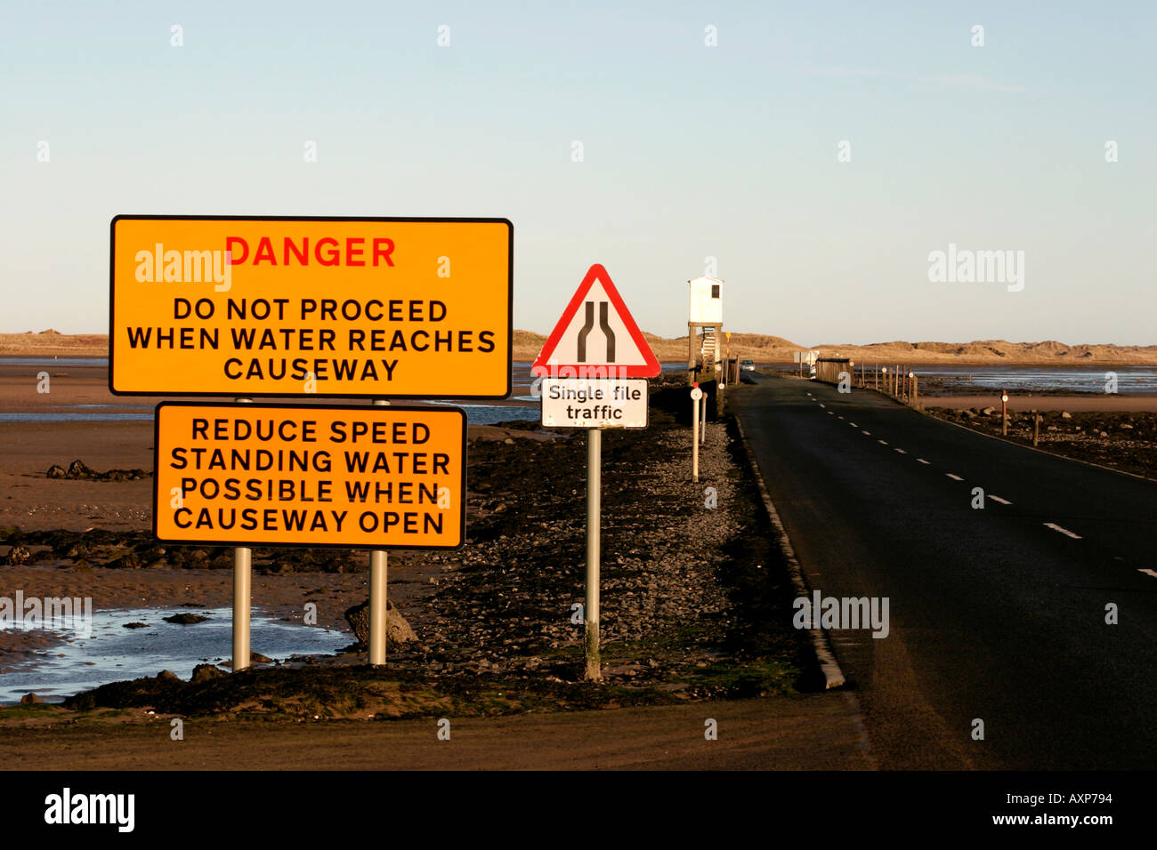La marea Causeway Lindisfarne Isola Santa Northumberland Inghilterra Foto Stock