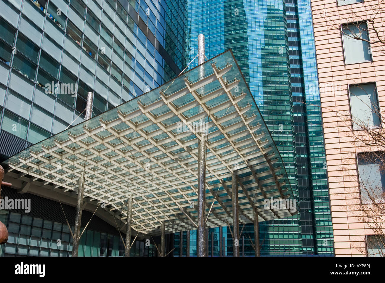 Il design moderno degli edifici per uffici con tettoia curva nel quartiere di Shiodome di Tokyo Giappone Foto Stock