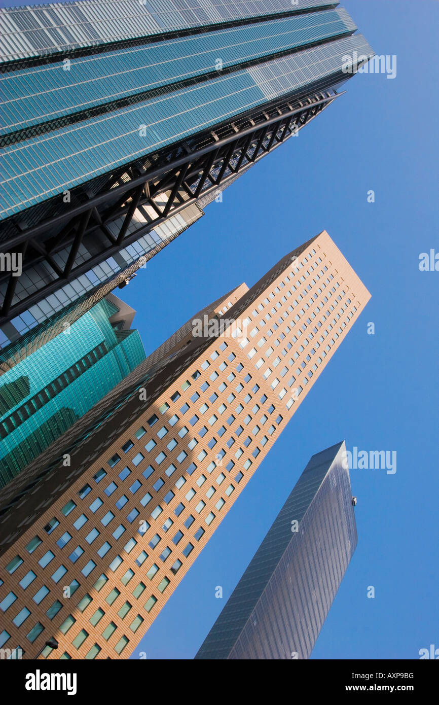 Alto e moderno di edifici per uffici torreggianti nel cielo nel quartiere di Shiodome di Tokyo Giappone Foto Stock
