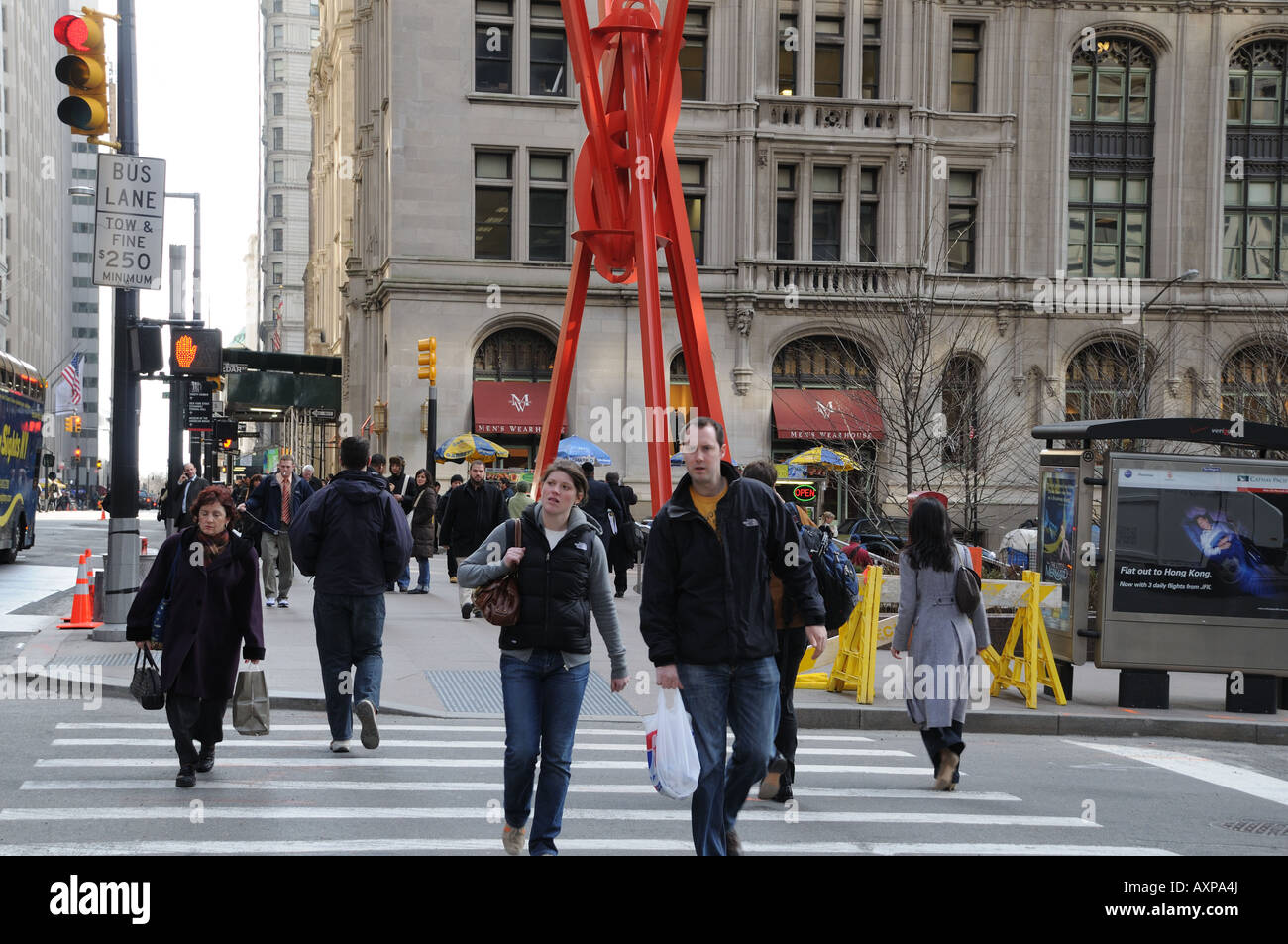 Broadway in Manhattan inferiore. Il 70-piede-alta scultura è di Mark di Suvero e è chiamato "Joie de Vivre". Foto Stock
