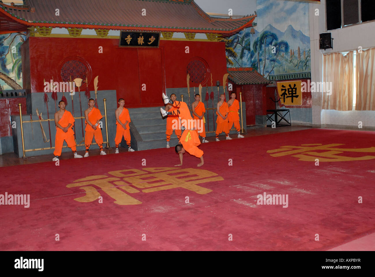 Gruppo di Shaolin Monks di dare una dimostrazione di Arti Marziali Kung Fu a Kung Fu Shaolin Exhibition Hall nei pressi di Shaolin monastero buddista Foto Stock