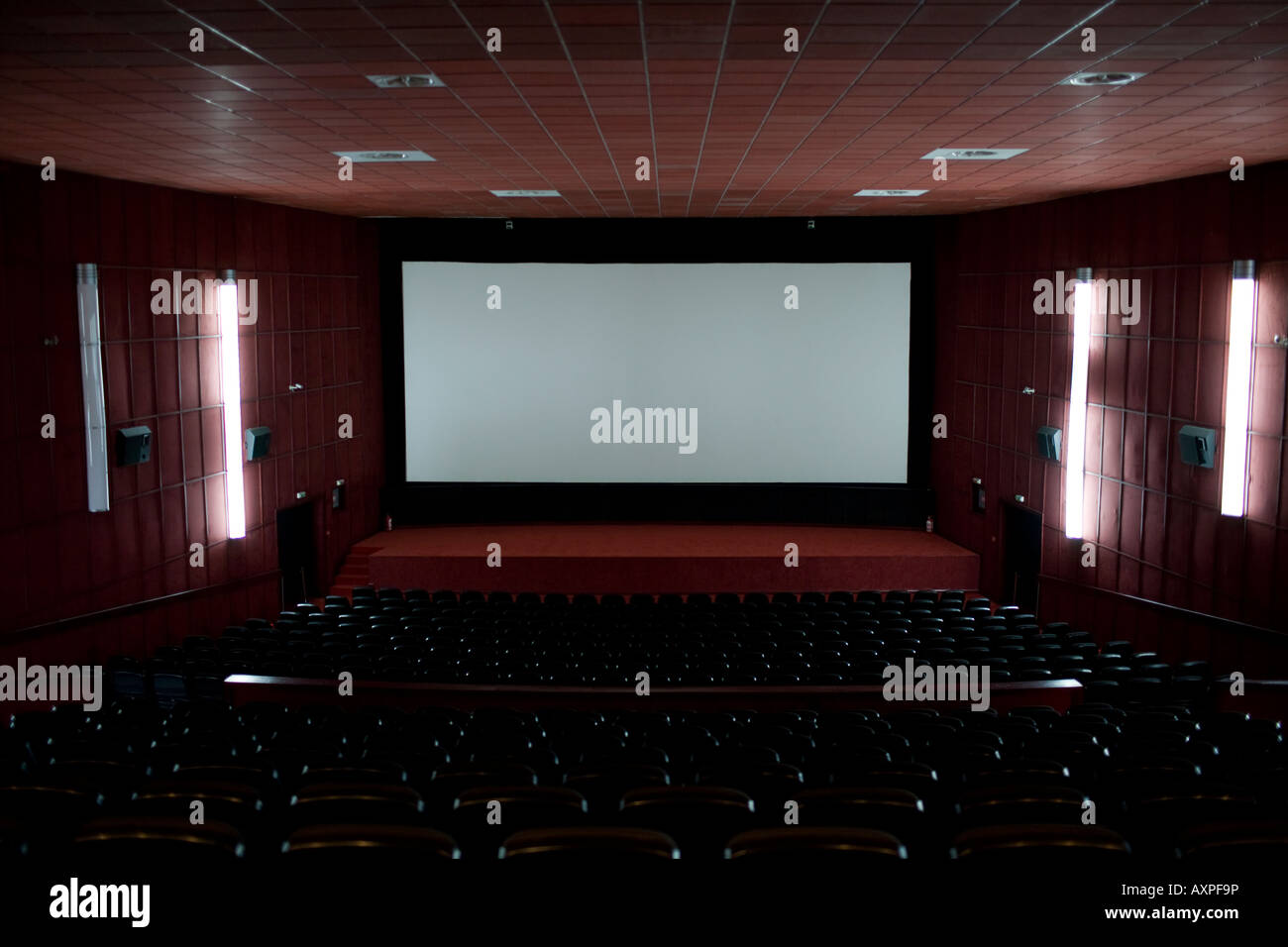 Svuotare sala cinema con un grande schermo proiettore Foto Stock