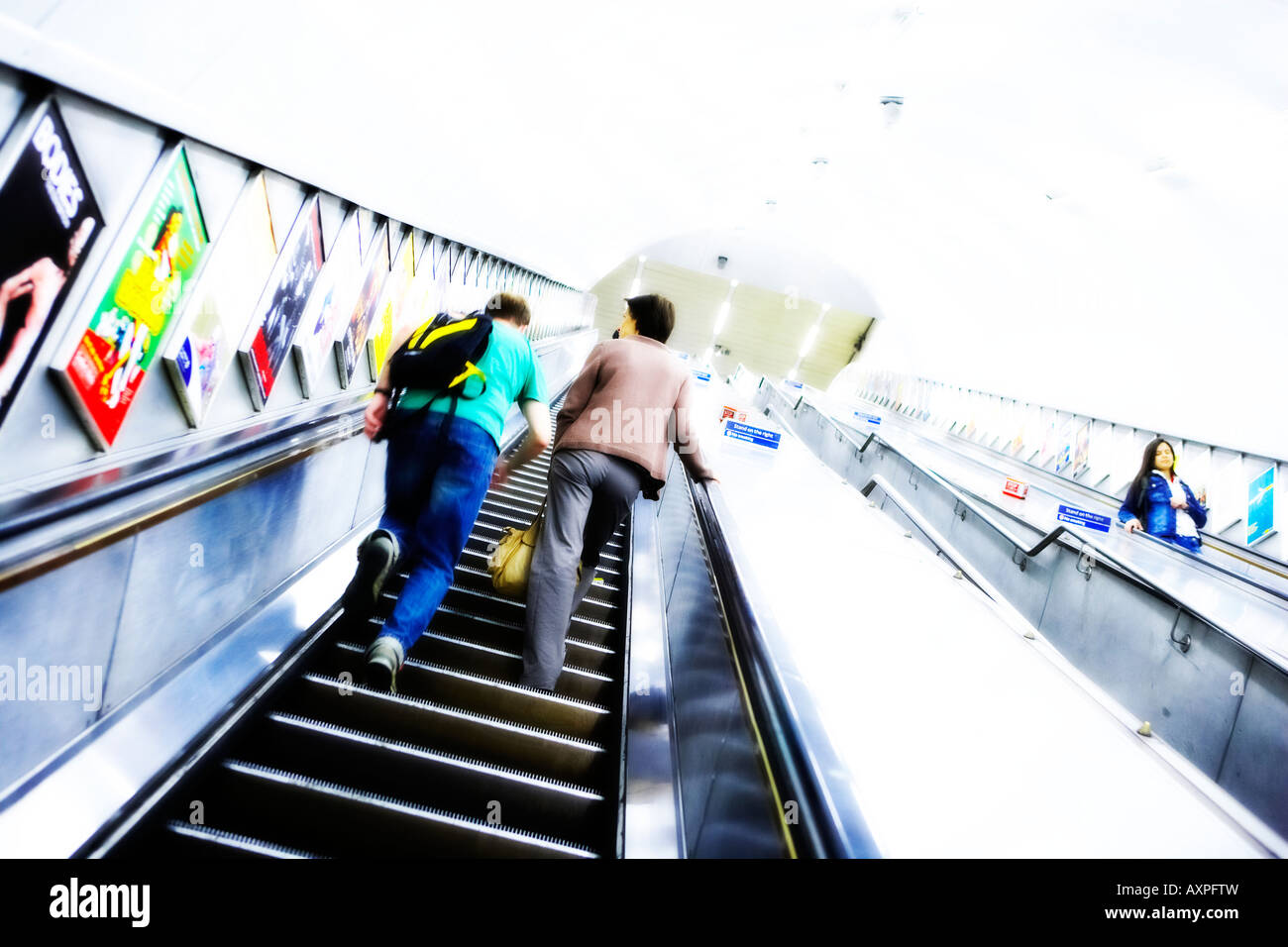 Pendolari su scale mobili nella metropolitana di Londra Foto Stock