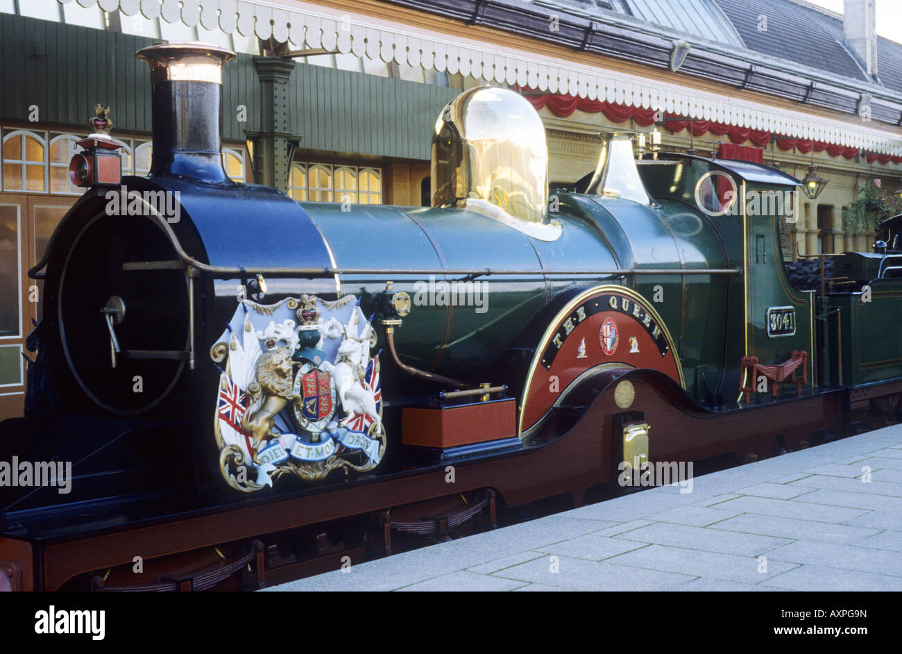 Windsor Royalty e Empire Exhibition treno reale motore di vapore Windsor e Eton Stazione ferroviaria Berkshire Inghilterra trasporti del Regno Unito Foto Stock