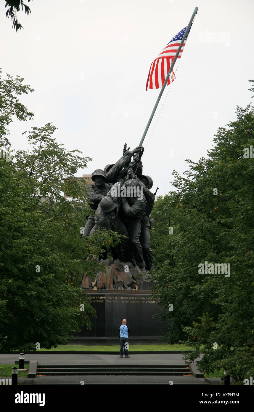 Un turista di fronte al Marine Corps War Memorial (Iwo Jima), il Cimitero di Arlington, Washington DC. Foto Stock