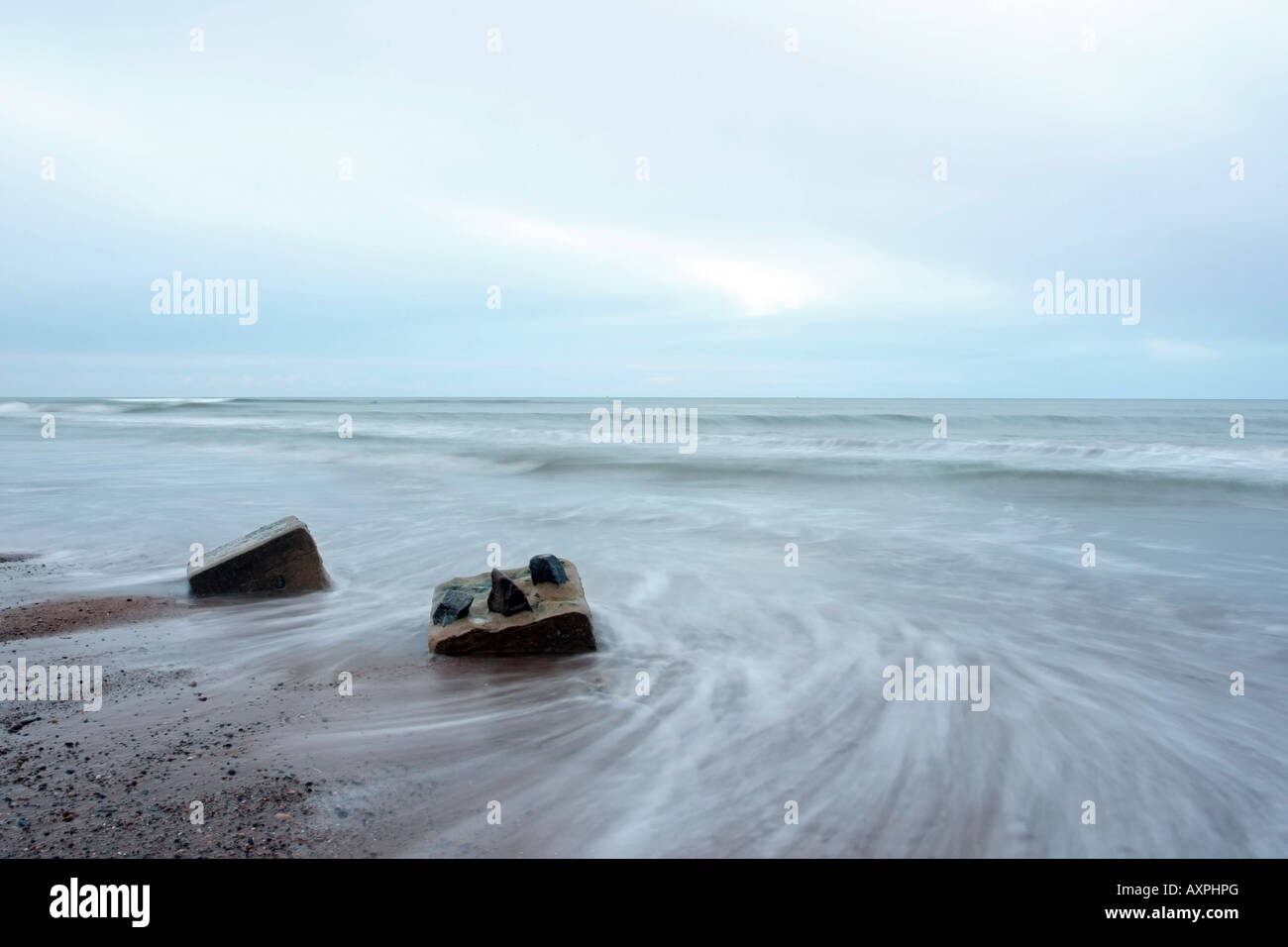 Vecchio abbandonato la guerra mondiale due trappole di serbatoio di sinistra sulla spiaggia vicino a Aberdeen, Scozia, Regno Unito Foto Stock
