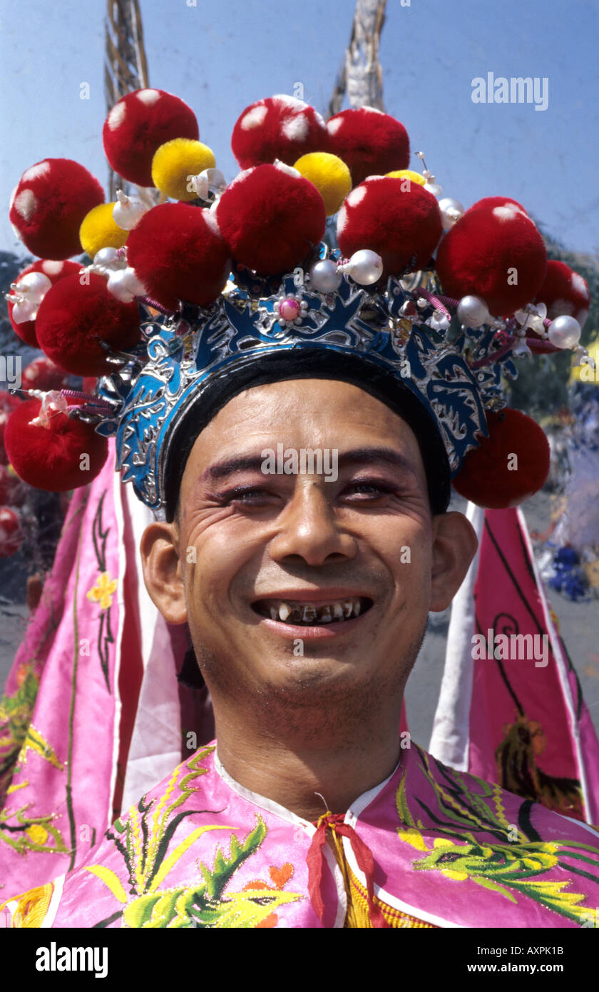 Un Cinese stilt esecutore con il tradizionale costume teatrale. 18 Set 2005 Foto Stock