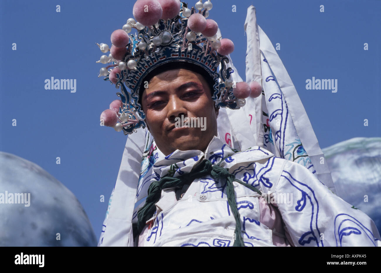 Un stilt performer da Pingyao, Shanxi. 18 Set 2005 Foto Stock
