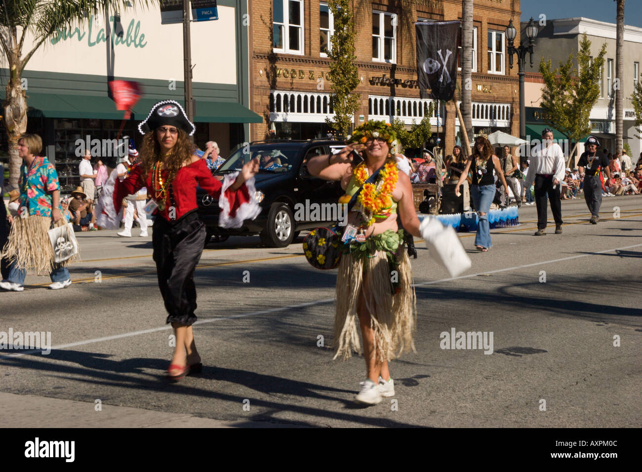 LA Parrot capi club per gli appassionati di Jimmy Buffett nel Doo Dah Parade 2005, Colorado Blvd & Pasadena Ave. Foto Stock