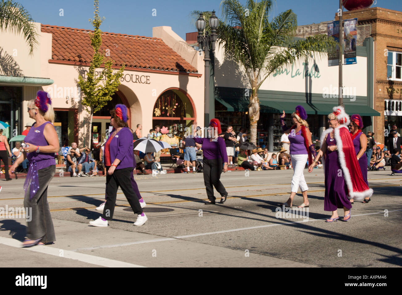 Le mogli e fidanzate degli uomini Stogie dover camminare dietro il carrello nel Doo Dah Parade 2005, Colorado Blvd & Pasadena Foto Stock