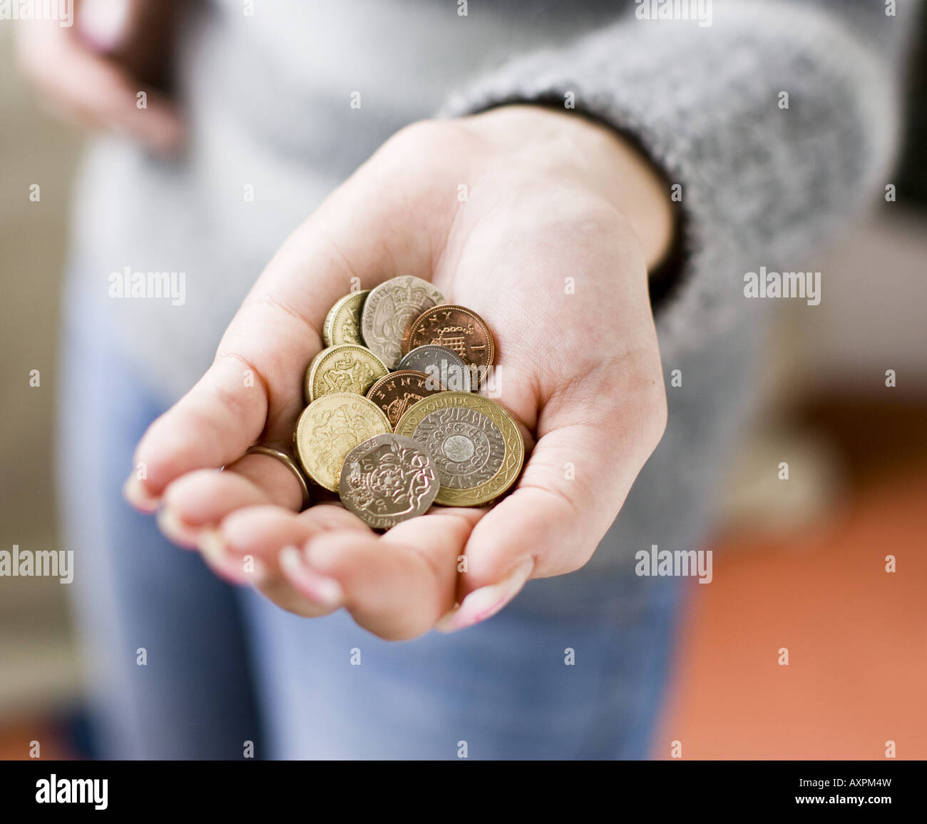 Mani delle monete in euro Foto Stock