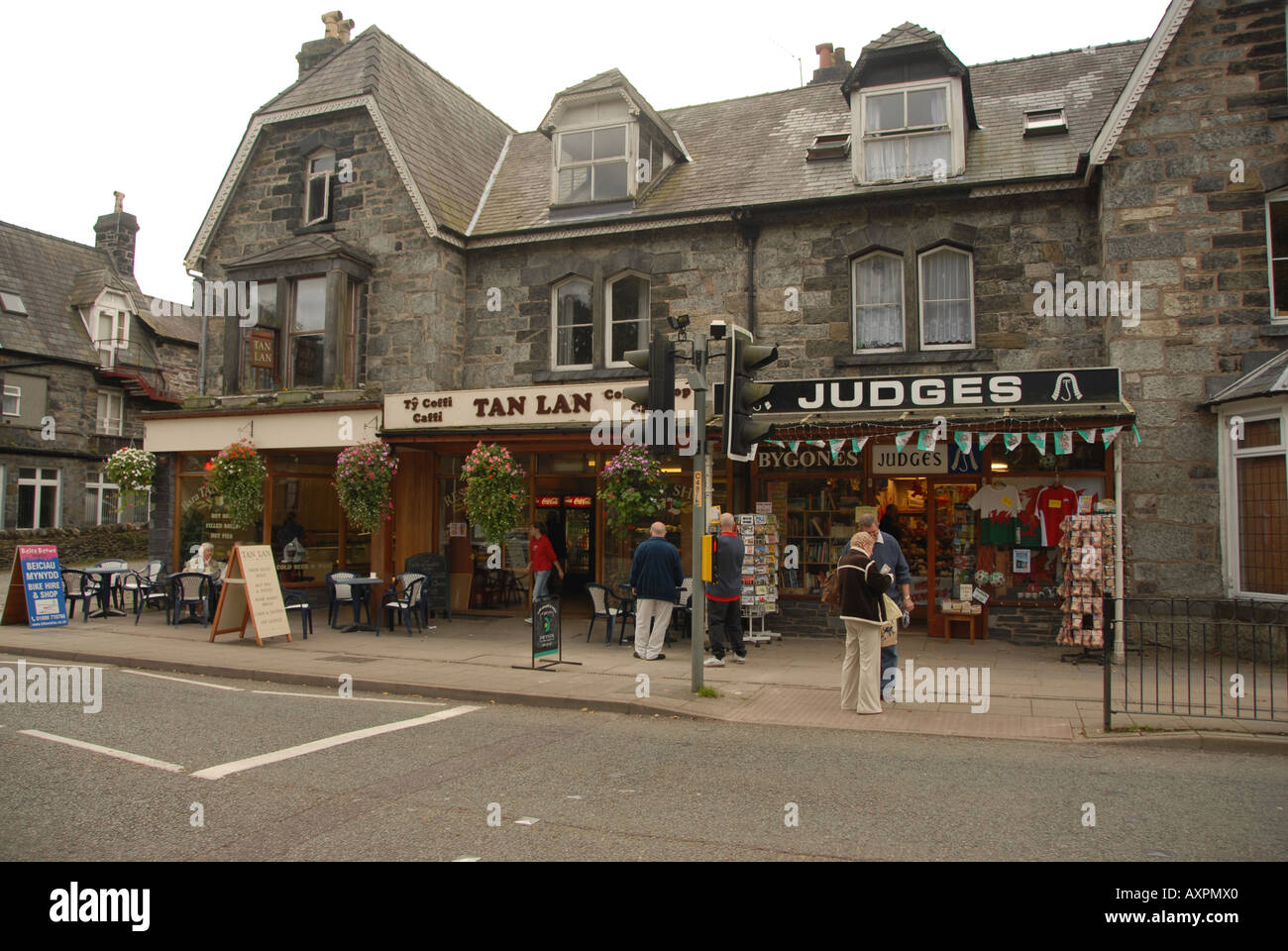 Cafe e un negozio di fronti Betws y COED SNOWDONIA North West Wales Foto Stock