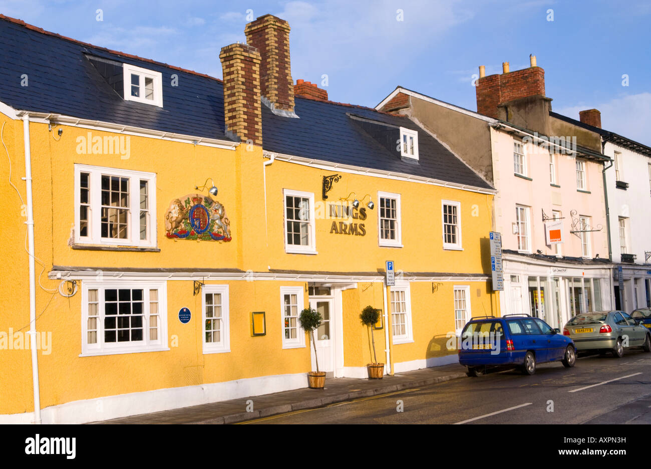 Kings Arms gastro pub risalente al XVII secolo Abergavenny Monmouthshire South Wales UK UE con bracci di Carlo II sulla parete Foto Stock