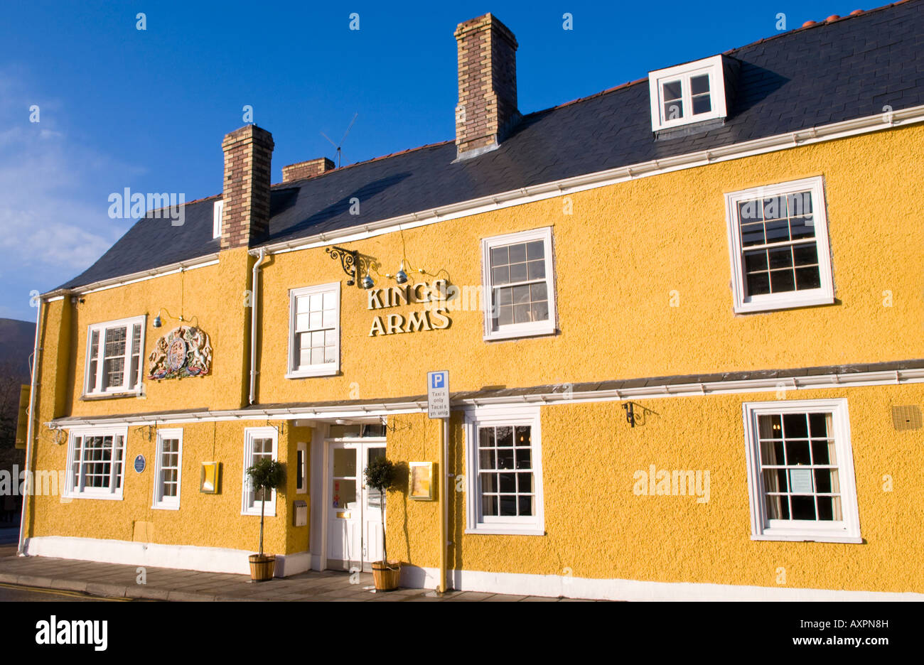 Kings Arms gastro pub risalente al XVII secolo Abergavenny Monmouthshire South Wales UK UE con bracci di Carlo II sulla parete Foto Stock