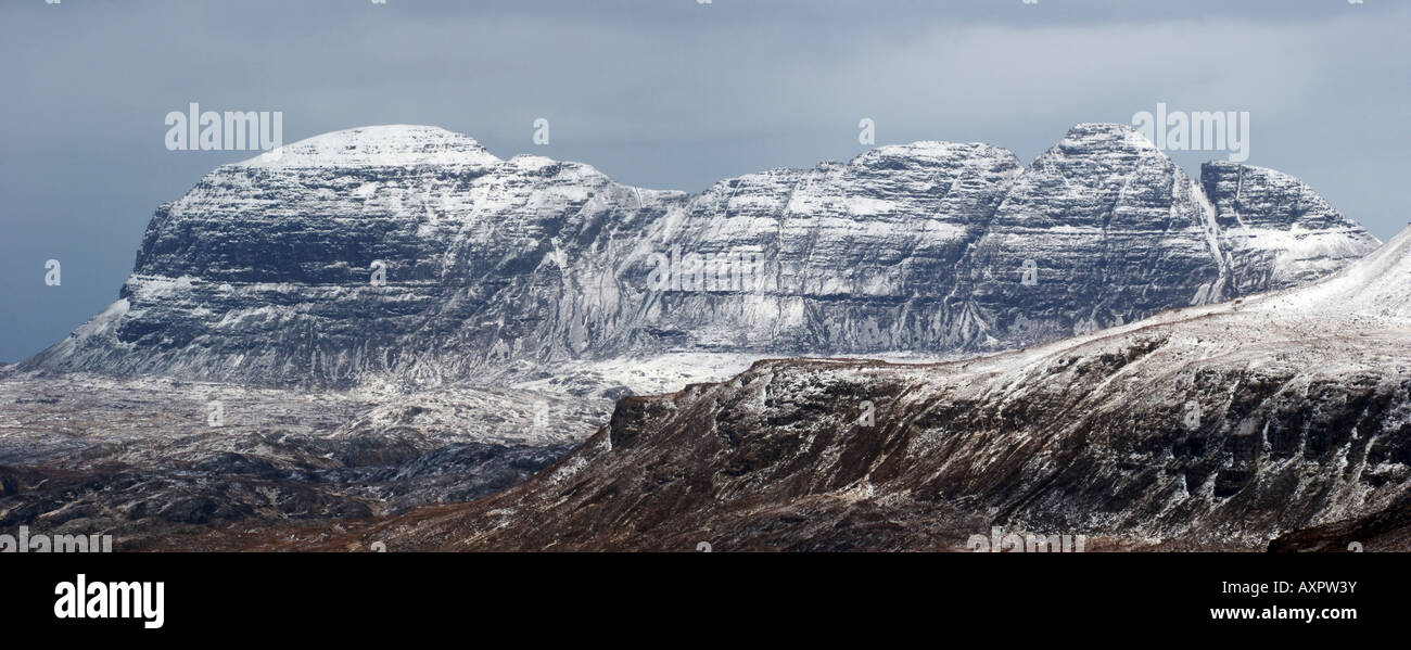 Suilven coperti in una nuova caduta di neve Foto Stock