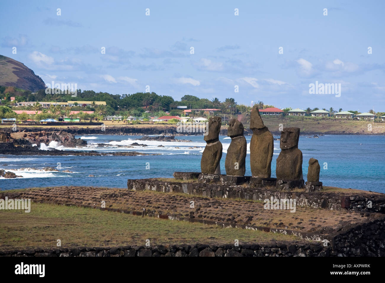 Ahu Vai Ure a Tahai Questo Ahu con esso s 5 in piedi moai sono parte di Tahai complesso cerimoniale Foto Stock