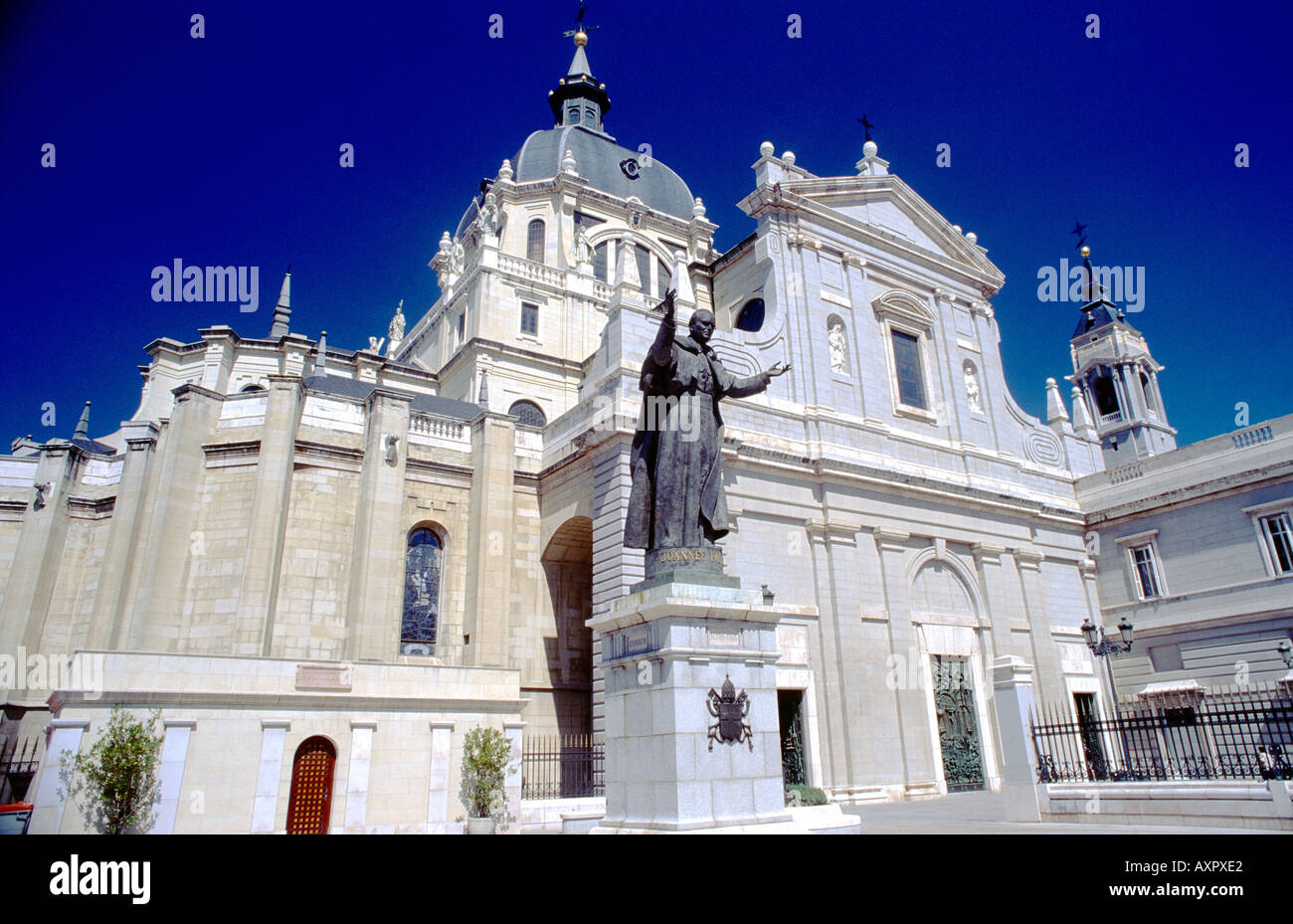 Madrid Spagna Catedral de la Almudena esterno Foto Stock