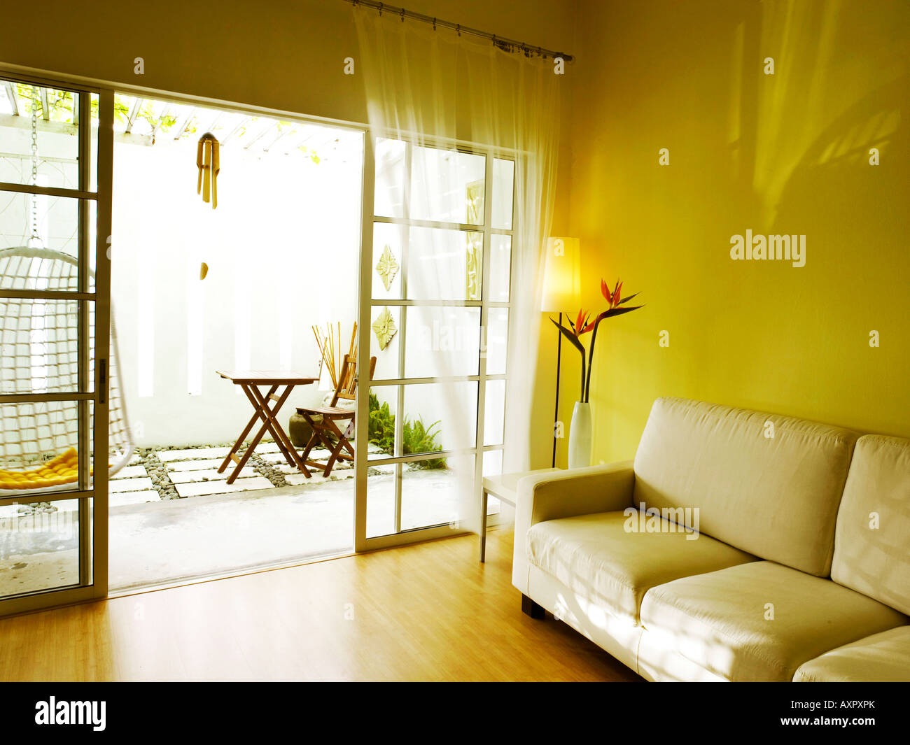 Un soggiorno con vista sul giardino Foto Stock