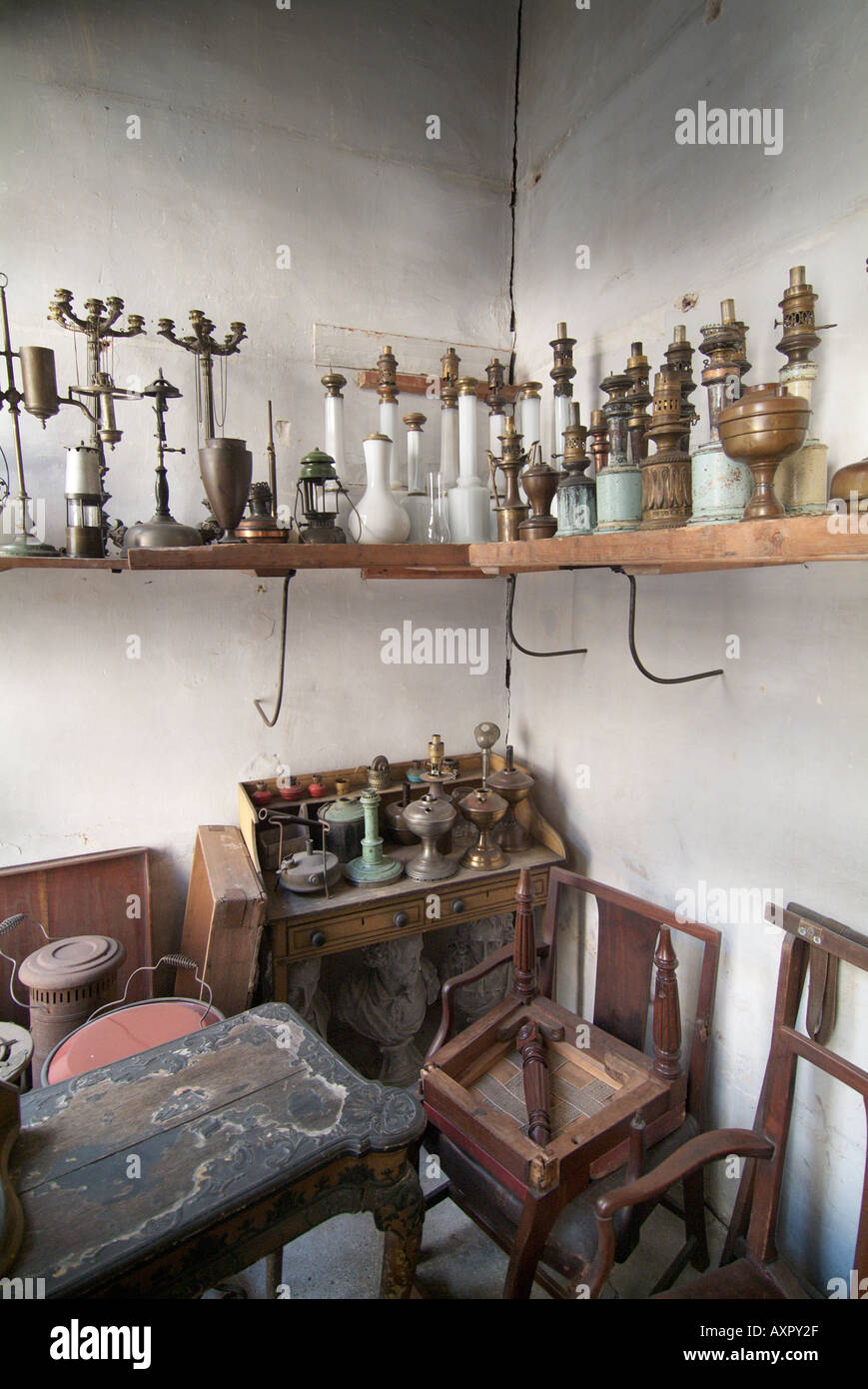 Camera di deposito per le vecchie lampade a olio England Regno Unito Regno Unito GB Gran Bretagna UE Unione europea EUROPA Foto Stock