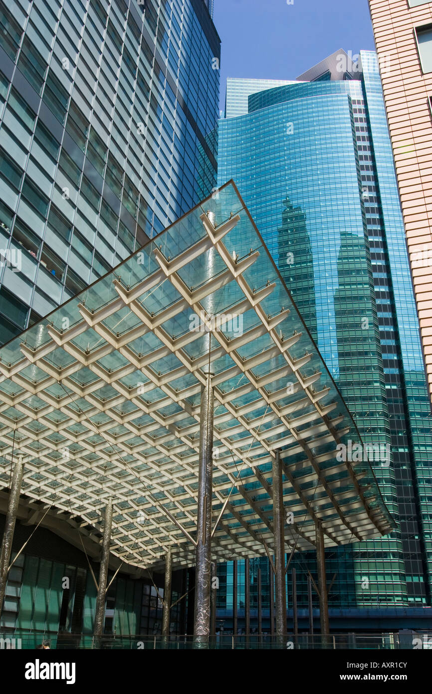 Il design moderno degli edifici per uffici con tettoia curva nel quartiere di Shiodome di Tokyo Giappone Foto Stock