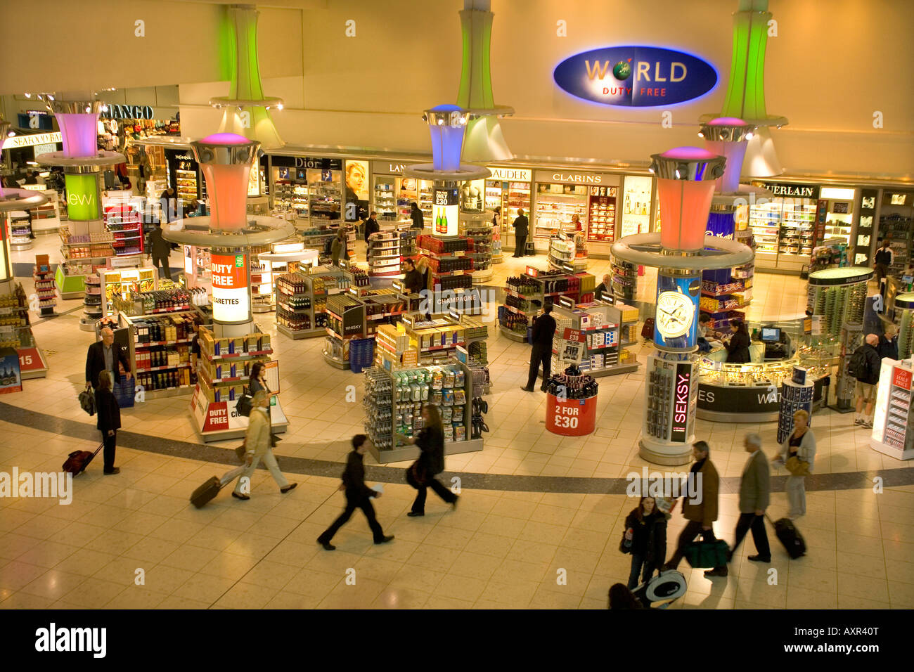 Shopping duty free dell'aeroporto di Gatwick a Londra REGNO UNITO Foto Stock
