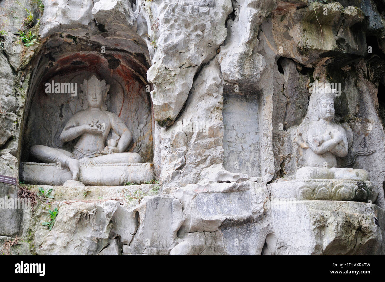 Sculture in pietra sulle scogliere del picco in volo da lontano al Ling Yin Tempio Hangzhou Cina Foto Stock