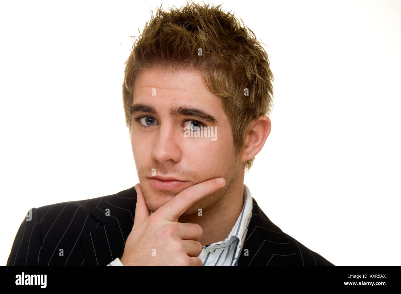 Uomo che guarda compiaciuta di qualcosa Foto Stock