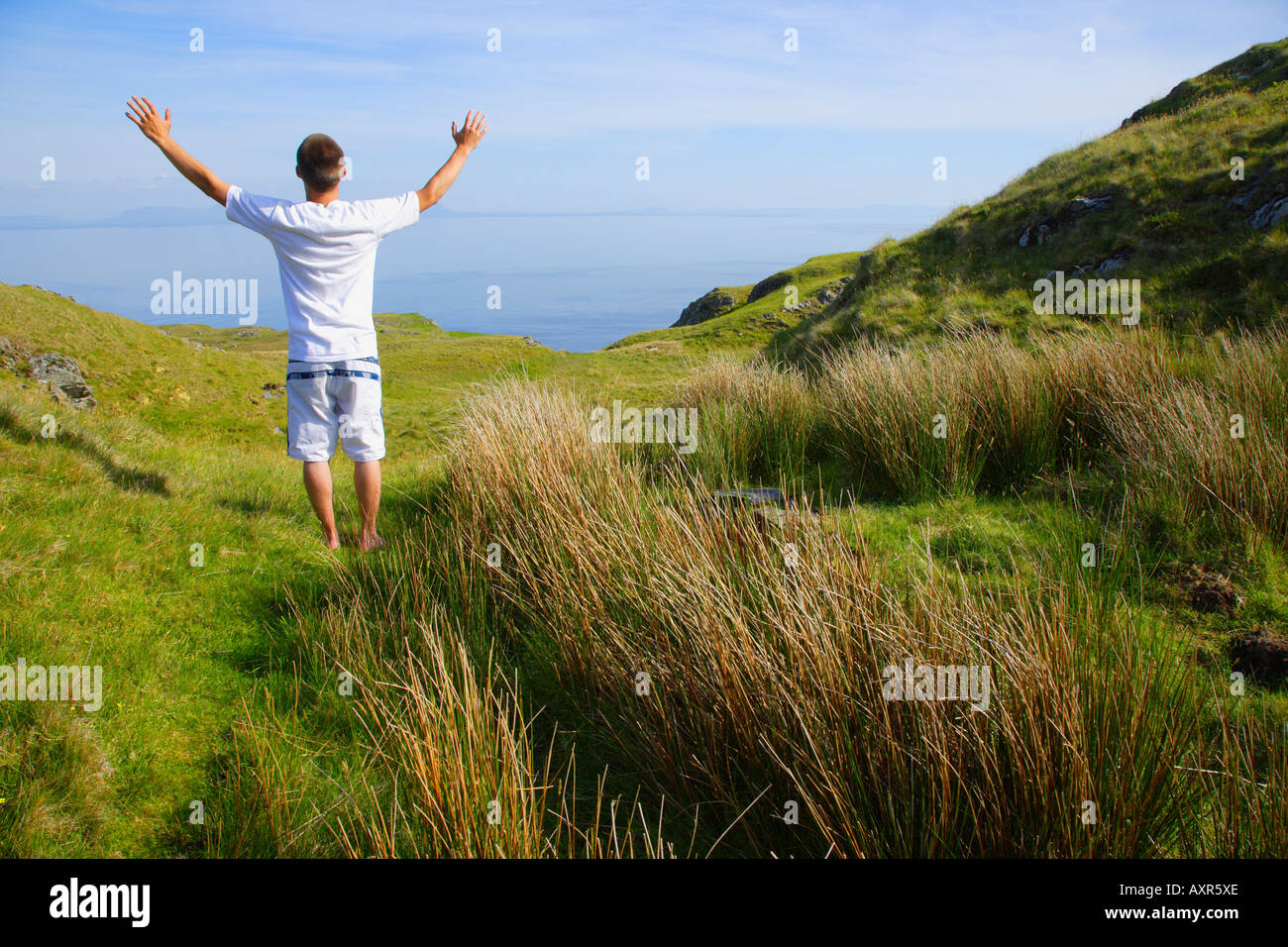 Uomo con braccia alzate Foto Stock