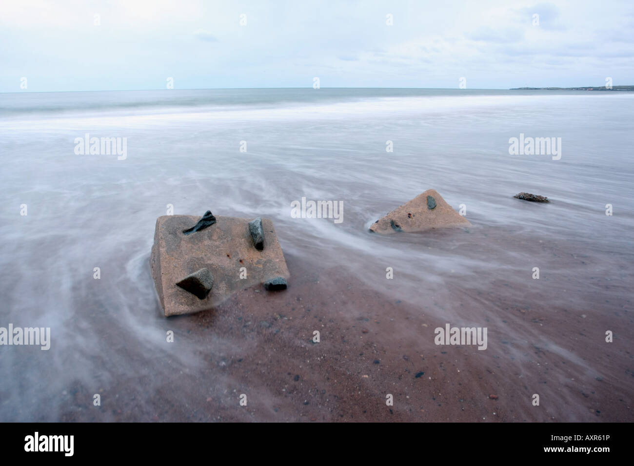 Vecchio abbandonato la guerra mondiale due trappole di serbatoio di sinistra sulla spiaggia vicino a Aberdeen, Scozia, Regno Unito Foto Stock