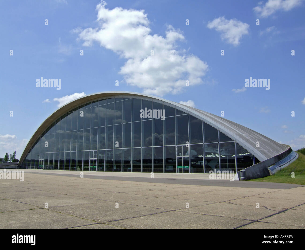 La American Air Museum presso l'Imperial War Museum Duxford Cambridgeshire, Inghilterra, Regno Unito progettato dall'architetto Norman Foster. Foto Stock