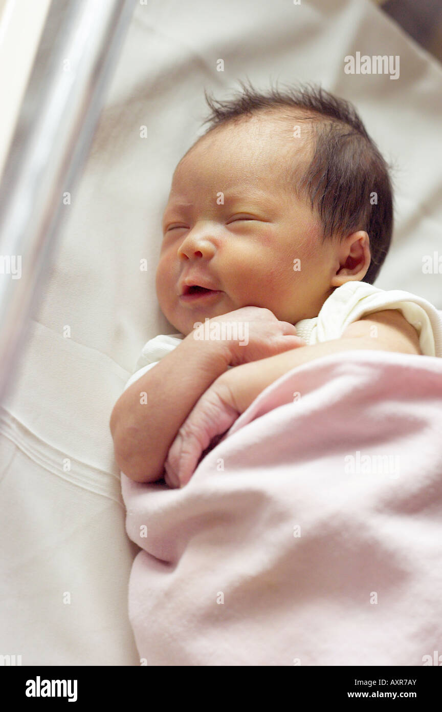 Un bambino dormire con il braccio incrociato Foto Stock