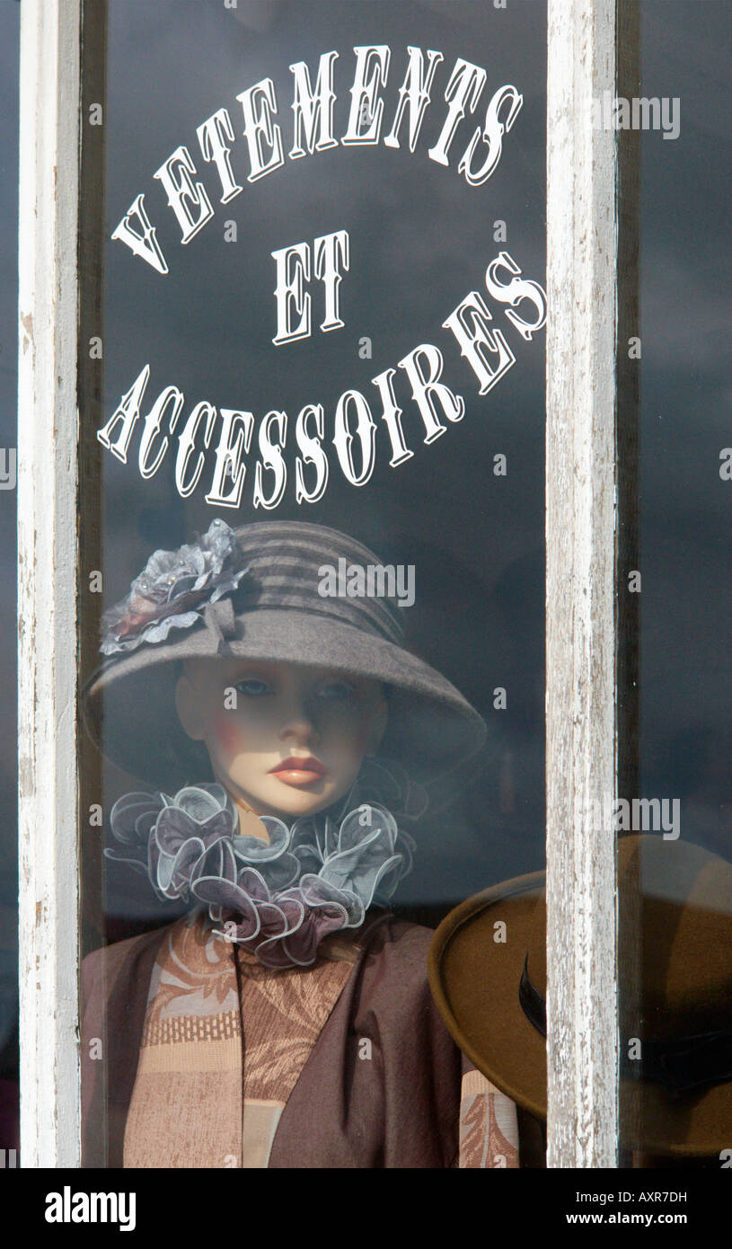 Display di abbigliamento in negozio a Beuvron En Auge Normandia Francia Foto Stock
