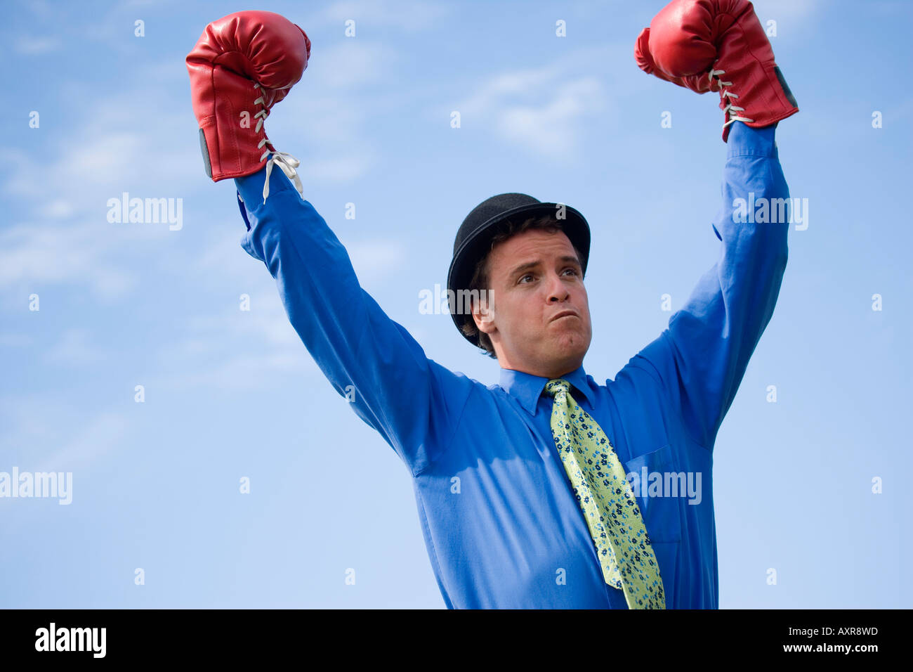 Uomo che indossa derby hat e guantoni da pugilato Foto Stock